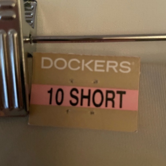 Docker’s NWT 10 Short, Mid-Rise Curvy Fit, off white Metro slacks. - Picture 5 of 6